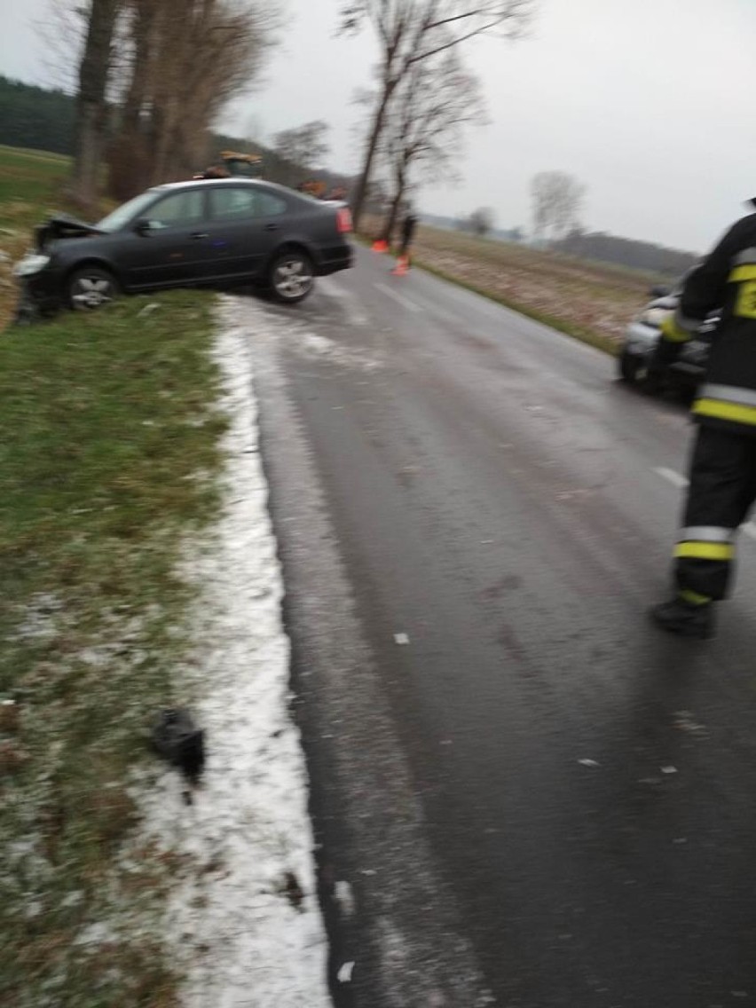 STRAŻACY W AKCJI: Zderzenie trzech samochodów na drodze powiatowej w kierunku Żerkowa [ZDJĘCIA]