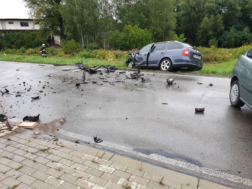 Wypadek wyglądał groźnie, części samochodu zostały na jezdni