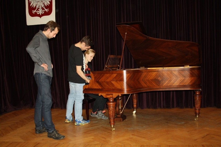 II LO Plater Sosnowiec: odrestaurowany fortepian wrócił do szkoły [ZDJĘCIA]