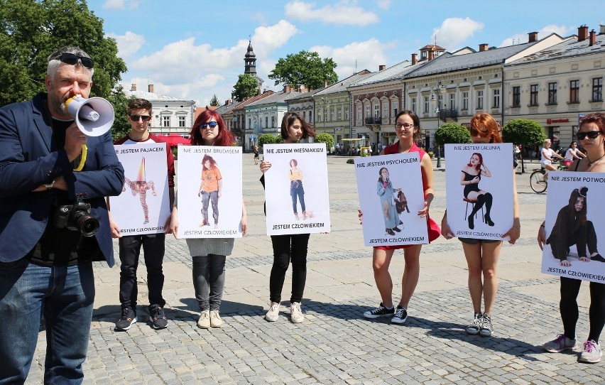 Nowy Sącz. Młodzi fotograficy przeciwko przemocy w sieci [ZDJĘCIA, WIDEO]