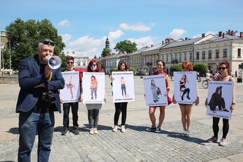 Nowy Sącz. Młodzi fotograficy przeciwko przemocy w sieci [ZDJĘCIA, WIDEO]