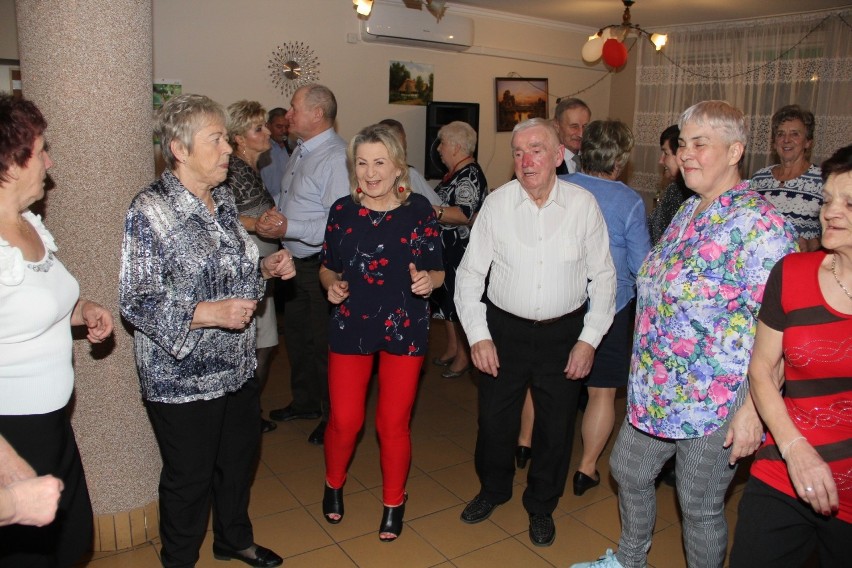 Brzezińscy emeryci bawili się na potańcówce z okazji Dnia Babci i Dziadka