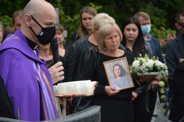 Pogrzeb brutalnie zamordowanej 16-letniej Karoliny odbył się 23 lipca 2020 roku w Bełchowie pod Łowiczem.