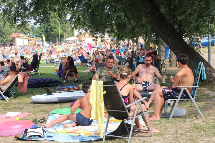 Tak się odpoczywa nad jeziorem Szarcz. Długa plaża, łagodny brzeg i tłumy plażowiczów