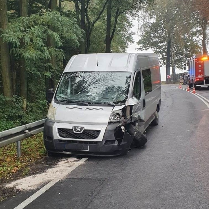 W zderzeniu czołowym samochodu dostawczego peugeot boxer z...