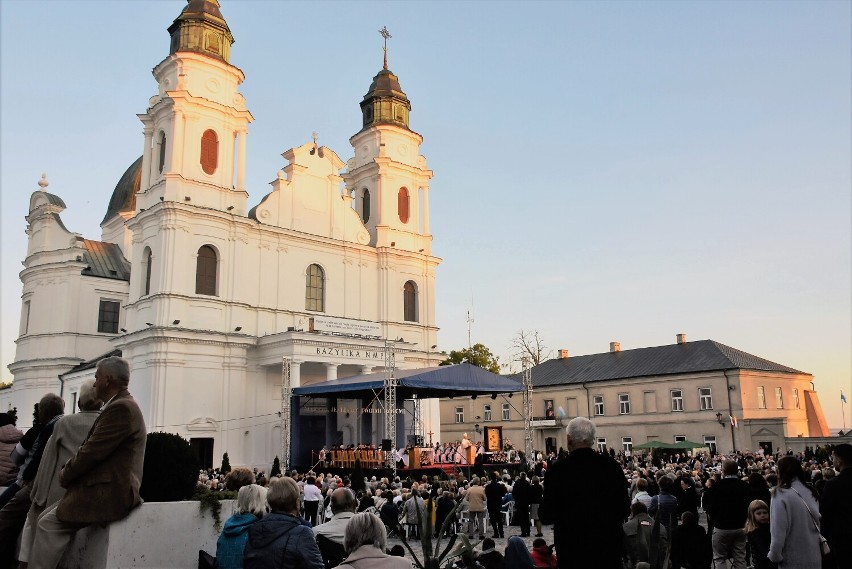 Pielgrzymi i mieszkańcy przybywają do chełmskiej bazyliki. Trwają uroczystości odpustowe. Zobacz zdjęcia