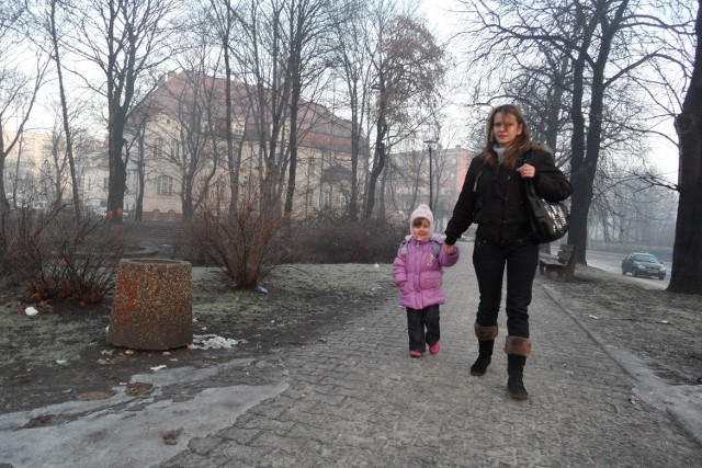 Anna Gryciuk codziennie spaceruje wraz córką po zaśmieconym parku