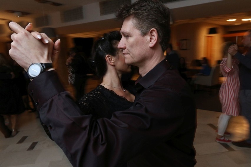 Tango argentyńskie w Kieleckim Centrum Kultury. Przyszli potańczyć pod okiem fachowca [WIDEO, ZDJĘCIA]