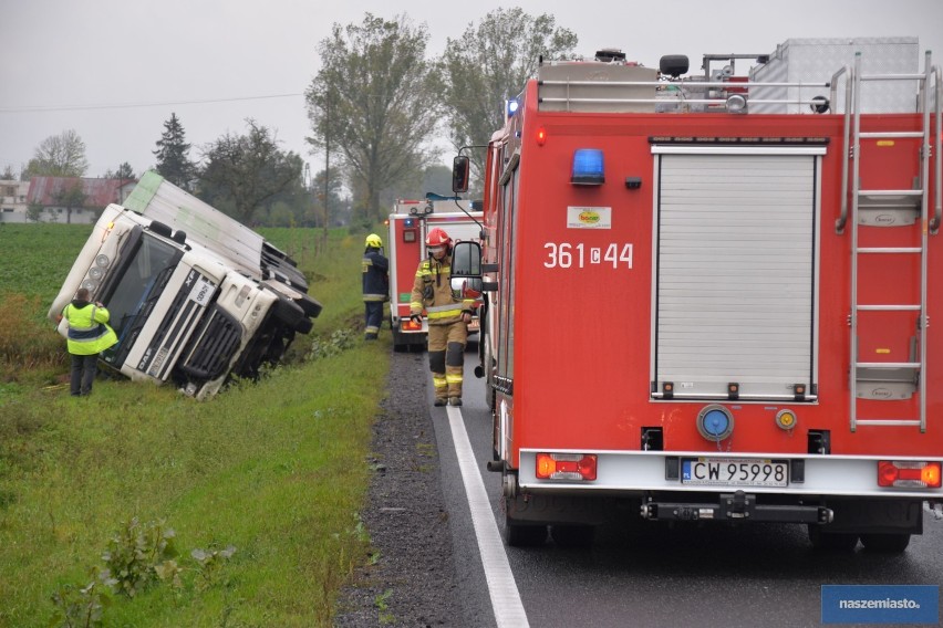 Wypadek na drodze Włocławek - Radziejów. Tir wjechał do rowu [zdjęcia]