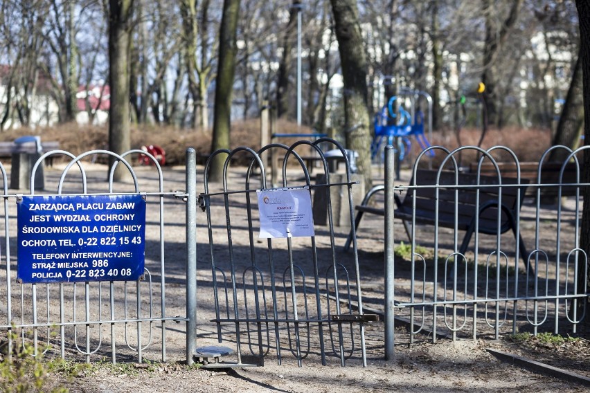 Dzielnice zamykają place zabaw. Mieszkańcy nie dostosowali się do wcześniejszych próśb. "Piękna pogoda kusi"