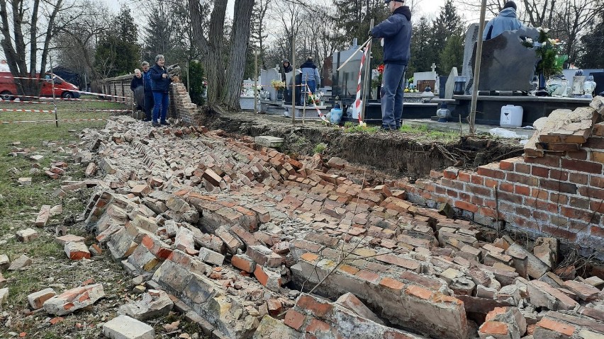 Tak wygląda uszkodzone ogrodzenie cmentarza komunalnego we...