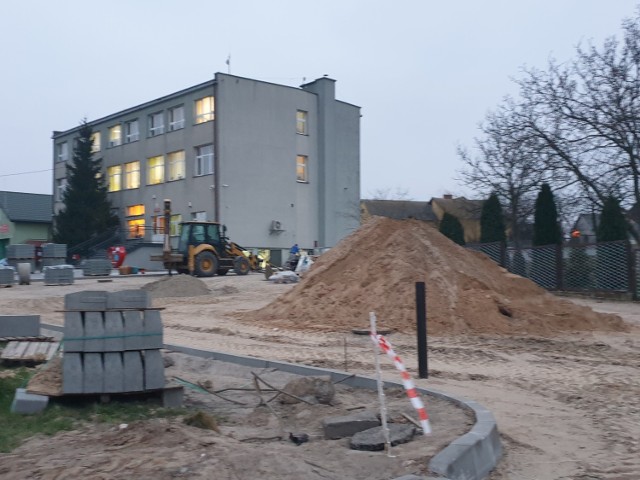 Przed urzędem gminy w Tłuchowie od ubiegłego roku trwają prace. Wyłożono teren kostką, powstały kolejne miejsca parkingowe.