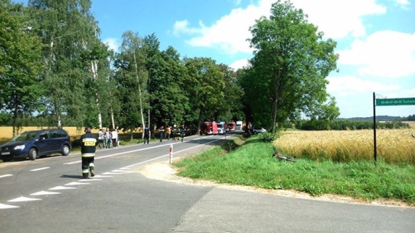 Wypadek na trasie Tuchomie-Niezabyszewo. Kierowca i pasażer trafili do szpitala [FOTO] 