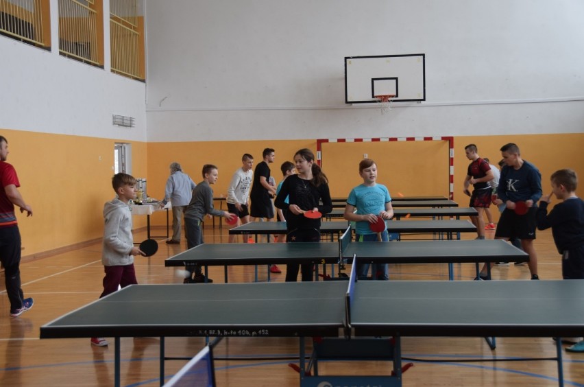 Turniej tenisa stołowego w Przerośli. Grali dzieci, młodzież i dorośli (zdjęcia)