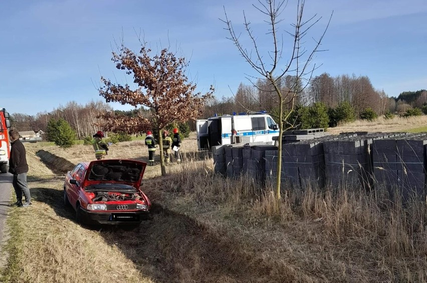 Wypadek w Dębinie. 42-latek wjechał do rowu, miał ponad 2 promile alkoholu