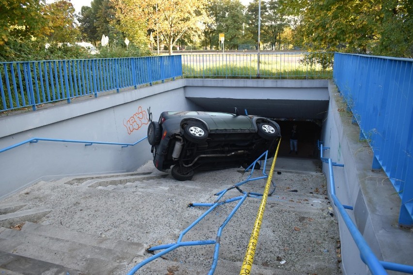 W Olkuszu kierowca wjechał w podziemne przejście dla...