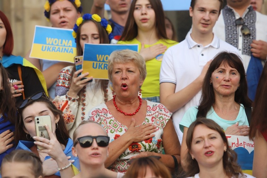 Zobacz kolejne zdjęcia. Przesuwaj zdjęcia w prawo - naciśnij...