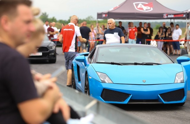 Torunianie się bogacą? Po naszym mieście jeździ coraz więcej luksusowych aut. Przybywa samochodów takich marek jak Ferrari czy Porsche. 

>>>>>CZYTAJ DALEJ