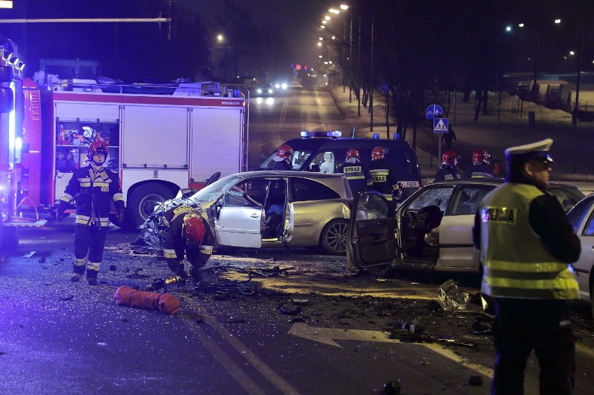 Zderzenie autobusu MZK z osobówkami w Piotrkowie, siedem...