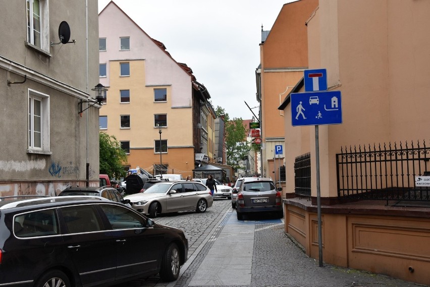 Strefa zamieszkania w centrum Opola. Kierowcy wjeżdżają w...