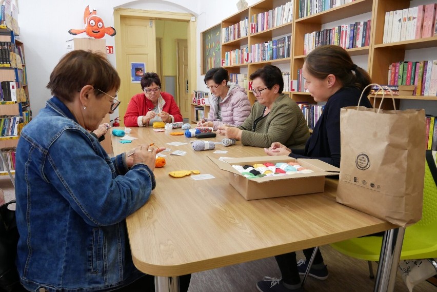 Biblioteka Publiczna w Otmuchowie organizuje zajęcia z szydełkowania