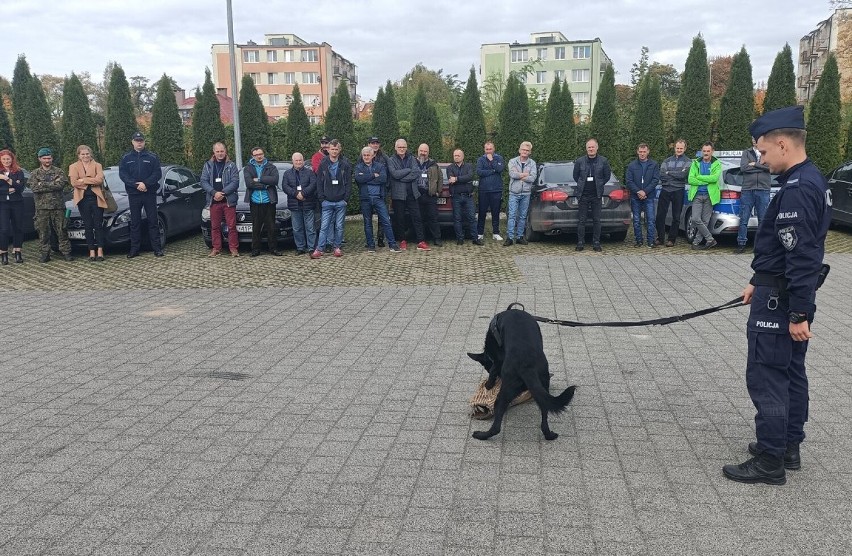 Policja w Aleksandrowie Kujawskim przeprowadziła ćwiczenia "Egida-22". Ćwiczyli rezerwiści [zdjęcia]