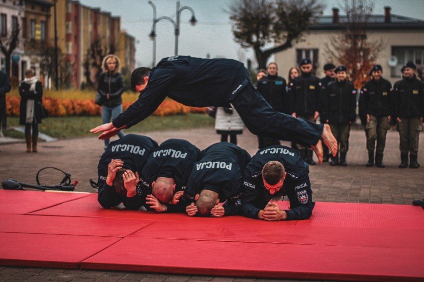 Ślubowanie kadetów klasy mundurowej Powiatowego Zespołu Szkół w Warcie. Uroczystość na Rynku. Było też podpisanie umowy i pokaz ZDJĘCIA