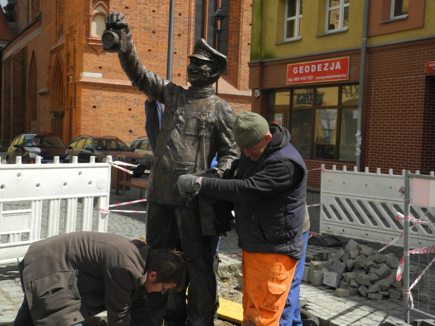 Rzeźba kolejarza przyjechała do miasta. Trwa jej montaż 