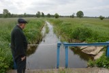 Przepływająca przez gminę Poddębice Brodnia znów przypomina rzekę (ZDJĘCIA)