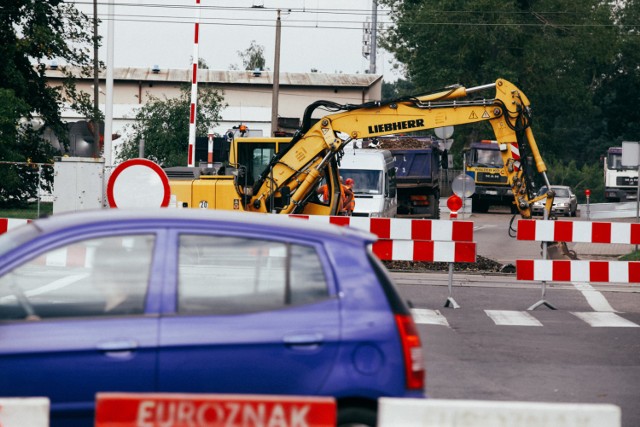 Kierowcy złoszczą się na drogowców za brak informacji i utrudnienia. - A to nie my jesteśmy winni – podkreśla Krzysztof Kosiedowski, rzecznik Zarządu Dróg Miejskich i Komunikacji Publicznej w Bydgoszczy. - To koleje organizują remont, więc musiały zamknąć przejazd kolejowy. 

Prace, realizowane przez Spółkę Trakcja PRKi, toczą się na odcinku Nowa Wieś Wielka – Maksymilianowo. - Ruch pieszych jest poprowadzony kładką dla pieszych – dodaje Kosiedowski. - Objazd dla ruchu kołowego w obie strony jest natomiast prowadzony ulicami Kamienną, Fordońską, Pod Wiaduktem, Konduktorską i Inwalidów. Od strony Fordonu można dojechać ul. Akademicką, Lewińskiego i Inwalidów.

Utrudnienia potrwać mają do poniedziałku, 18 września.