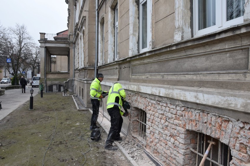 Rozpoczął się remont elewacji budynku starostwa i urzędu miasta