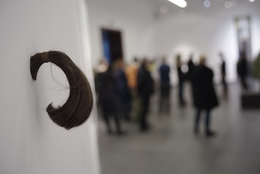CK Zamek: Wystawa pełna... włosów - na obrazach, rzeźbach i wideo