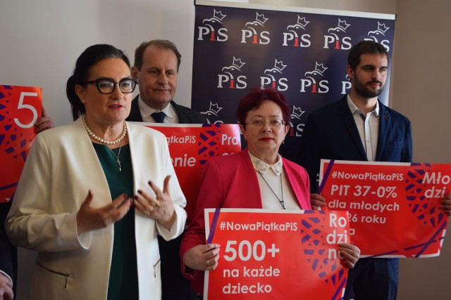 Parlamentarzyści i radni promowali w Wodzisławiu Śl. "Nową Piątkę PiS"