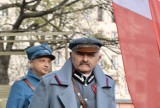Święto Niepodległości 2023. Marszałek Piłsudski dotarł na Ochotę. Mieszkańcy Warszawy wspólnie odśpiewali hymn