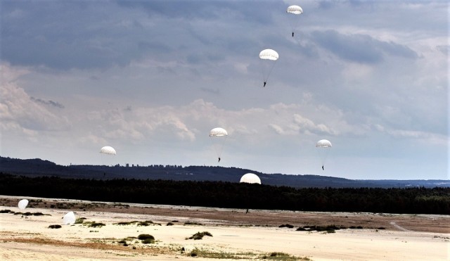 Żołnierze 6 Brygady Powietrznodesantowej z Krakowa ćwiczyli na Pustyni Błędowskiej. Skoki na spadochronie podziwiało wielu turystów