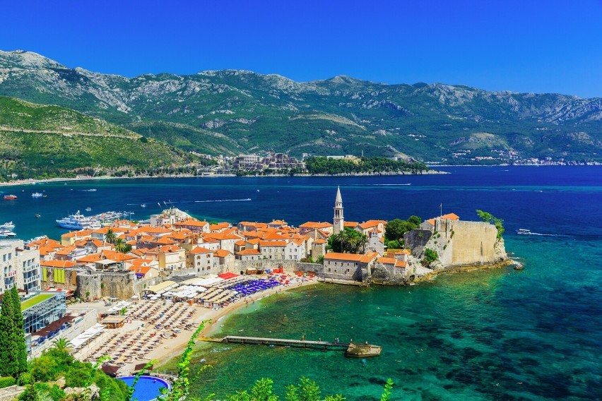 Budva w Czarnogórze to urocze miasteczko nad Adriatykiem....
