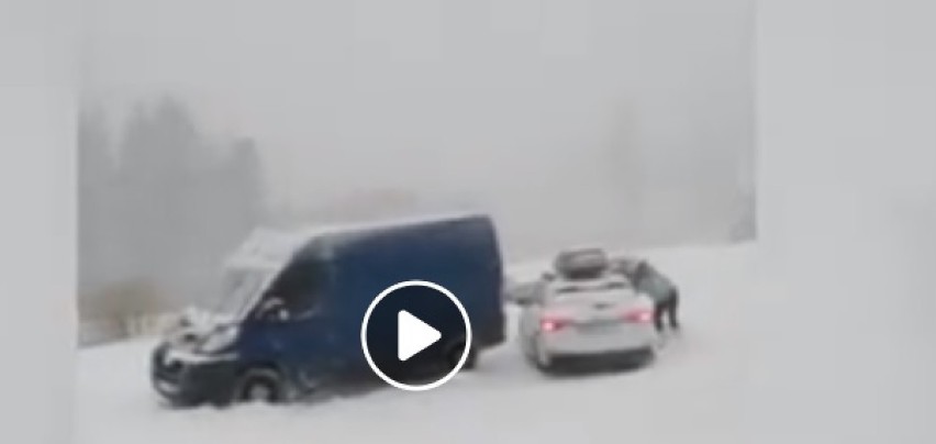 Auta stoczyły się pod Śnieżką! Szokujące nagranie internautów!
