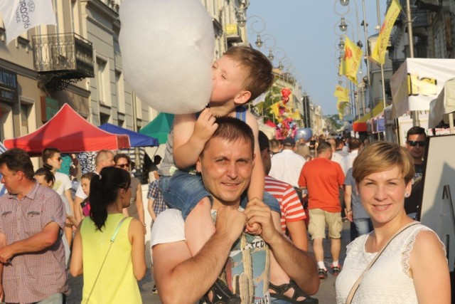 Justyna i Radek z synem Karolem podczas piątkowego spaceru po „Sienkiewce” w trakcie Jarmarku Świętokrzyskiego.