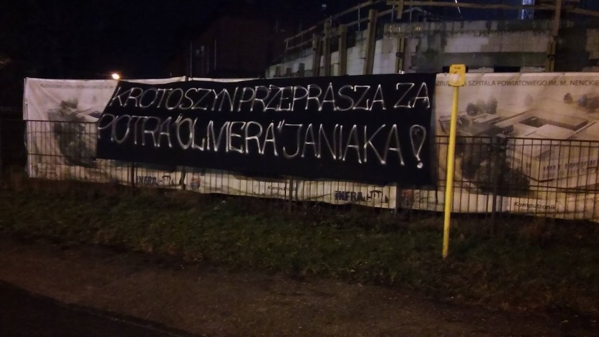 Baner wisi przed placem budowy krotoszyńskiego szpitala