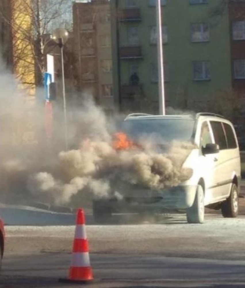 W Kielcach strażnicy miejscy gasili płonący samochód. Pomogli kierowcy i pracownicy laboratorium 