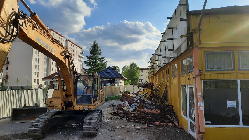 Trwa rozbiórka blaszaka przy ulicy Podmiejskiej w Kaliszu