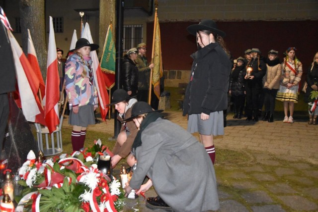 Po mszy świętej w kościele św. Kazimierza w Kartuzach, uczestnicy przeszli pod obelisk Danuty Siedzikówny ps. Inka, gdzie odbyła się druga część uroczystości.