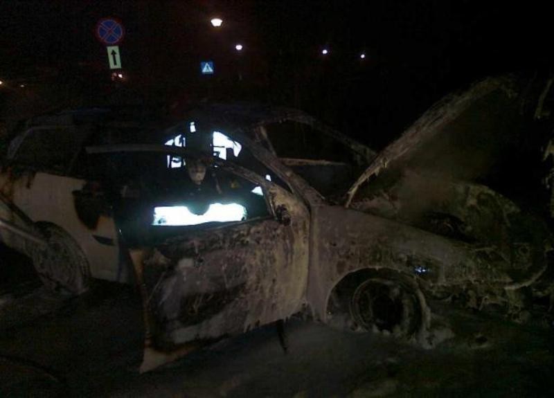 Pożar w Kielcach. Spłonęły dwa samochody [ZDJĘCIA]