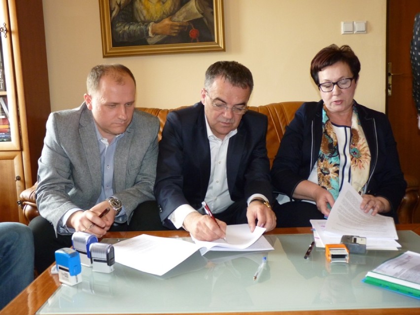 Umowa na przebudowę mostka podpisana w UM w Radomsku