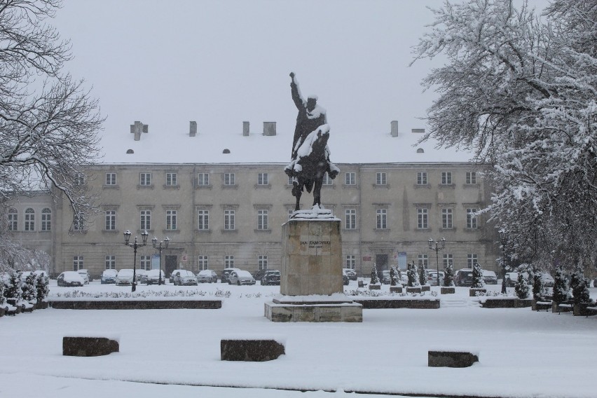 W Zamościu zima nie odpuszcza. Zobacz jak wygląda miasto skąpane w białym puchu