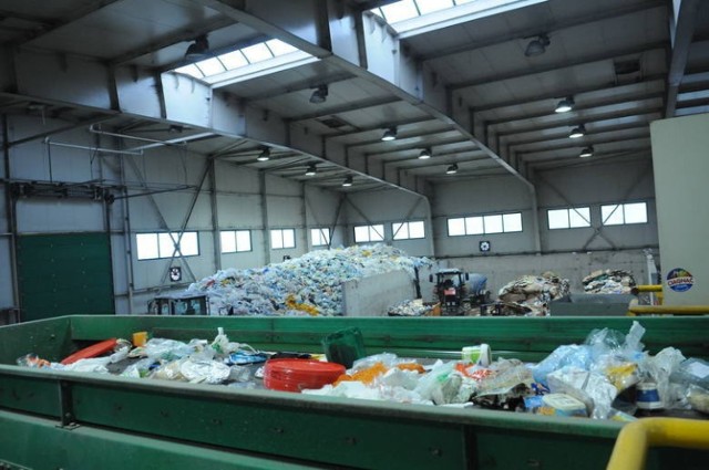 Zanim śmieci trafią na wysypisko, muszą je z pojemników odebrać pracownicy ZGK. A jeśli tego nie zrobią? Zapisy ustawy o utrzymaniu czystości i porządku w gminach nie przewidują  rekompensat  za niewykonanie  lub nienależyte  wykonanie usługi odbioru  odpadów