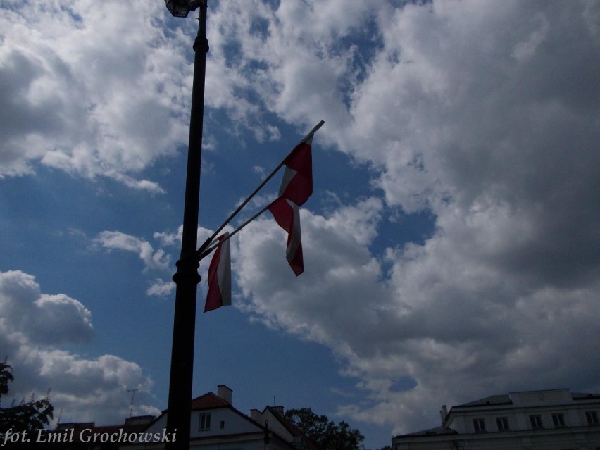 Biało-czerwona flaga w Płocku