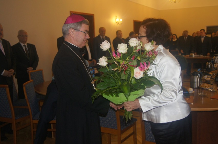 Biskup Jan Wątroba wyróżniony honorowym medalem „Zasłużony dla ziemi wieluńskiej”[Zdjęcia]