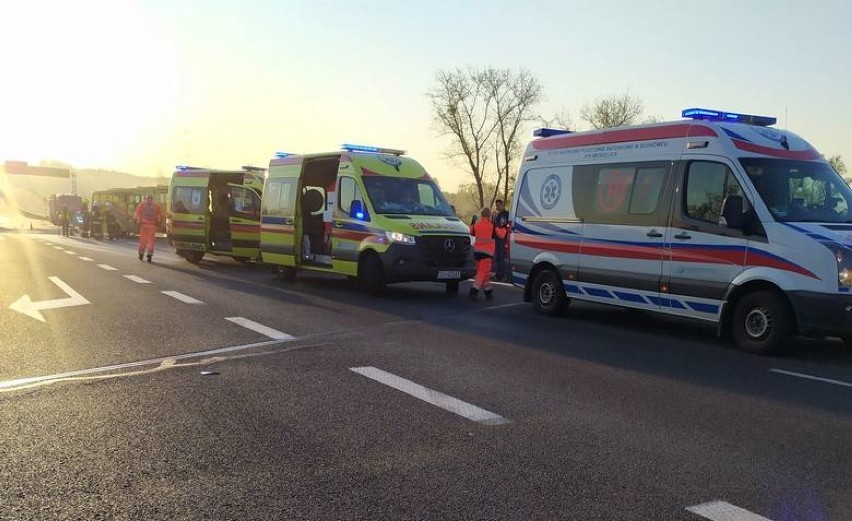 Wypadek autobusu w Siewierzu na DK 78. Pojazd wbił się w bariery na wiadukcie. Są ranni. Droga była zablokowana