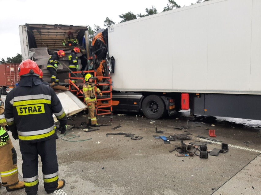 Śmiertelny wypadek na autostradzie A1 w okolicach Radomska. Zderzyły się 4 ciężarówki. ZDJĘCIA